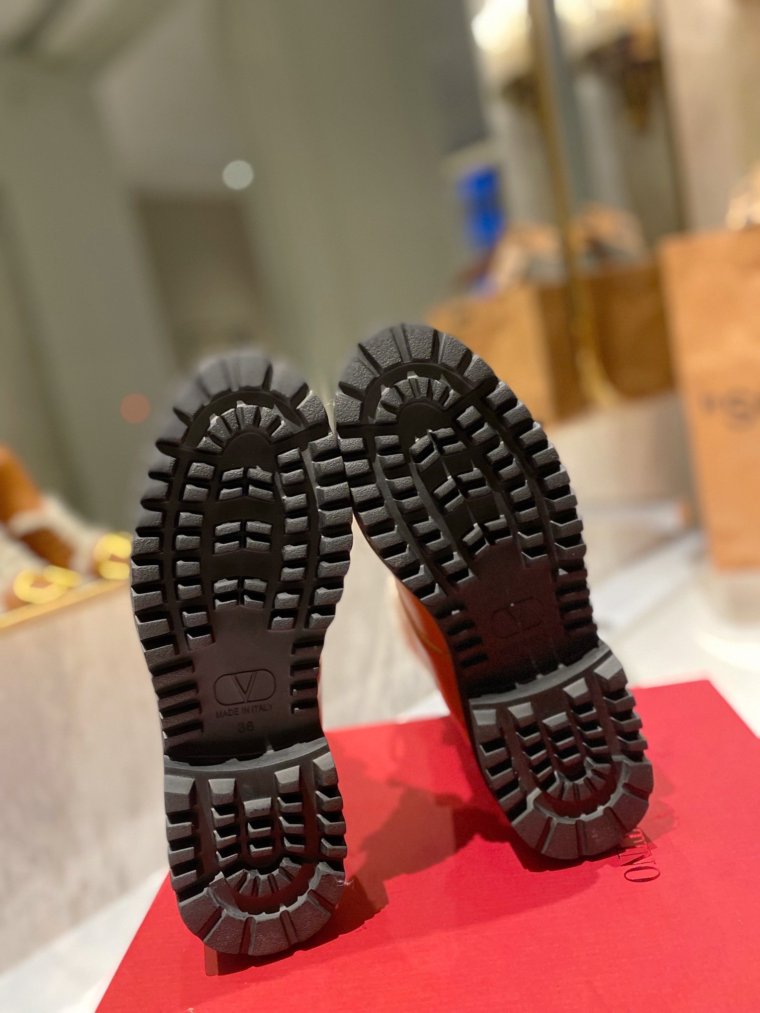 Women 𝑉*𝐴𝐿𝐸𝑁𝑇𝐼𝑁𝑂 Top Sneakers