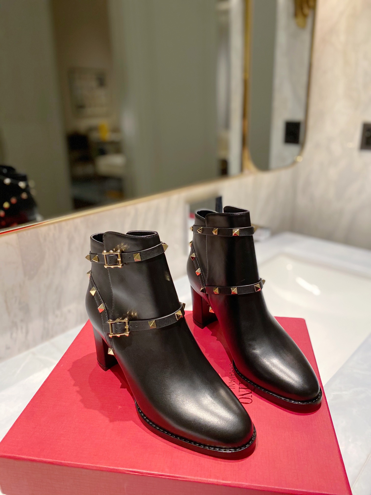 Women 𝑉*𝐴𝐿𝐸𝑁𝑇𝐼𝑁𝑂 Top Sneakers