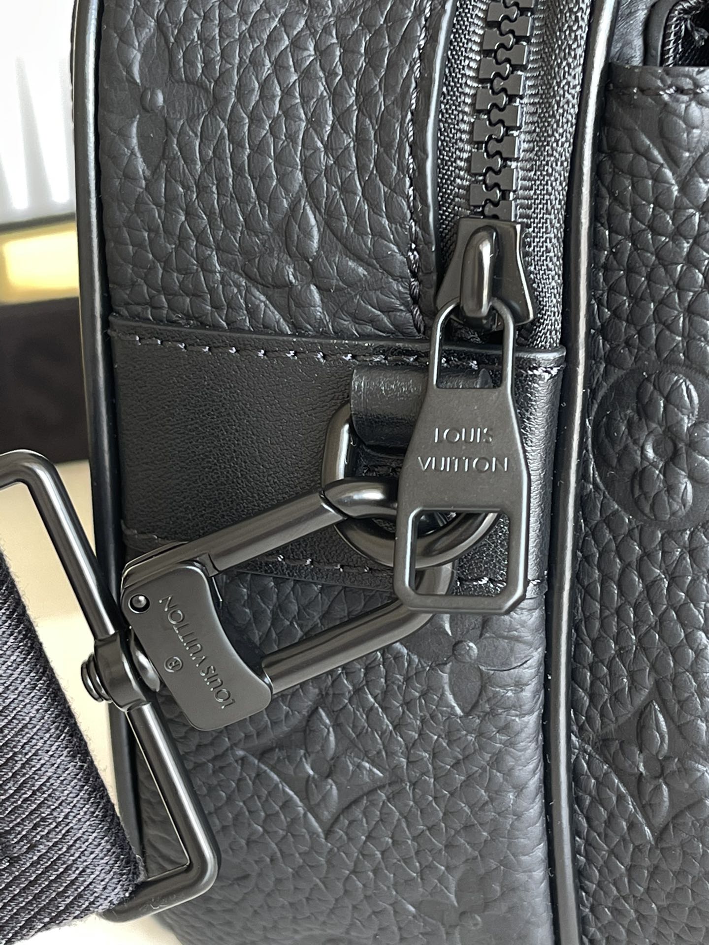L*ouis V*uitton Bag Top Quality 22 x 18 x 8 CM