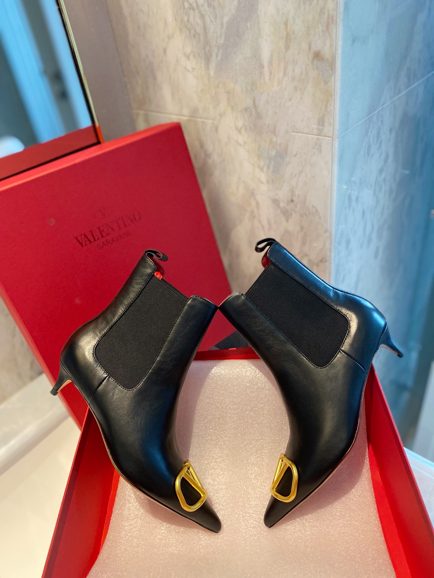 Women 𝑉*𝐴𝐿𝐸𝑁𝑇𝐼𝑁𝑂 Top Sneakers
