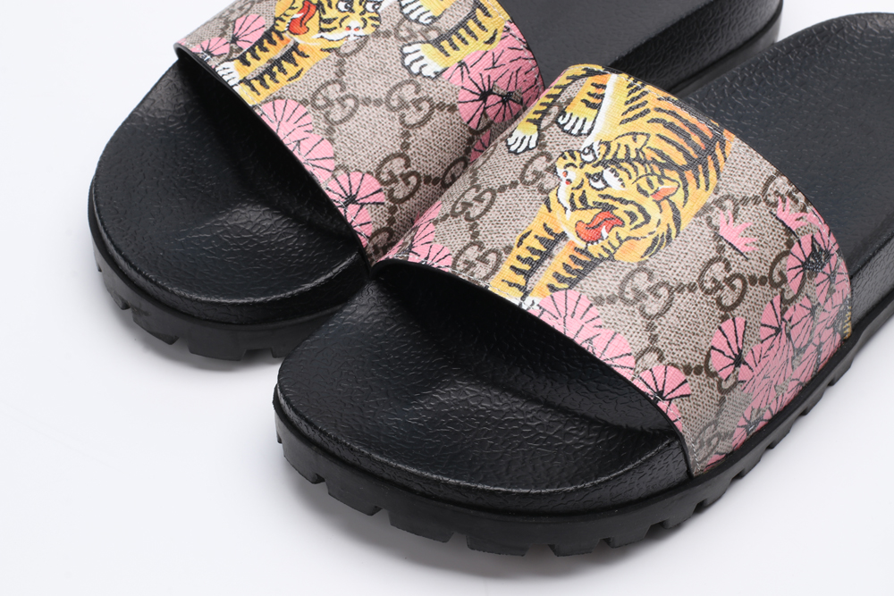 G*cci Sandals