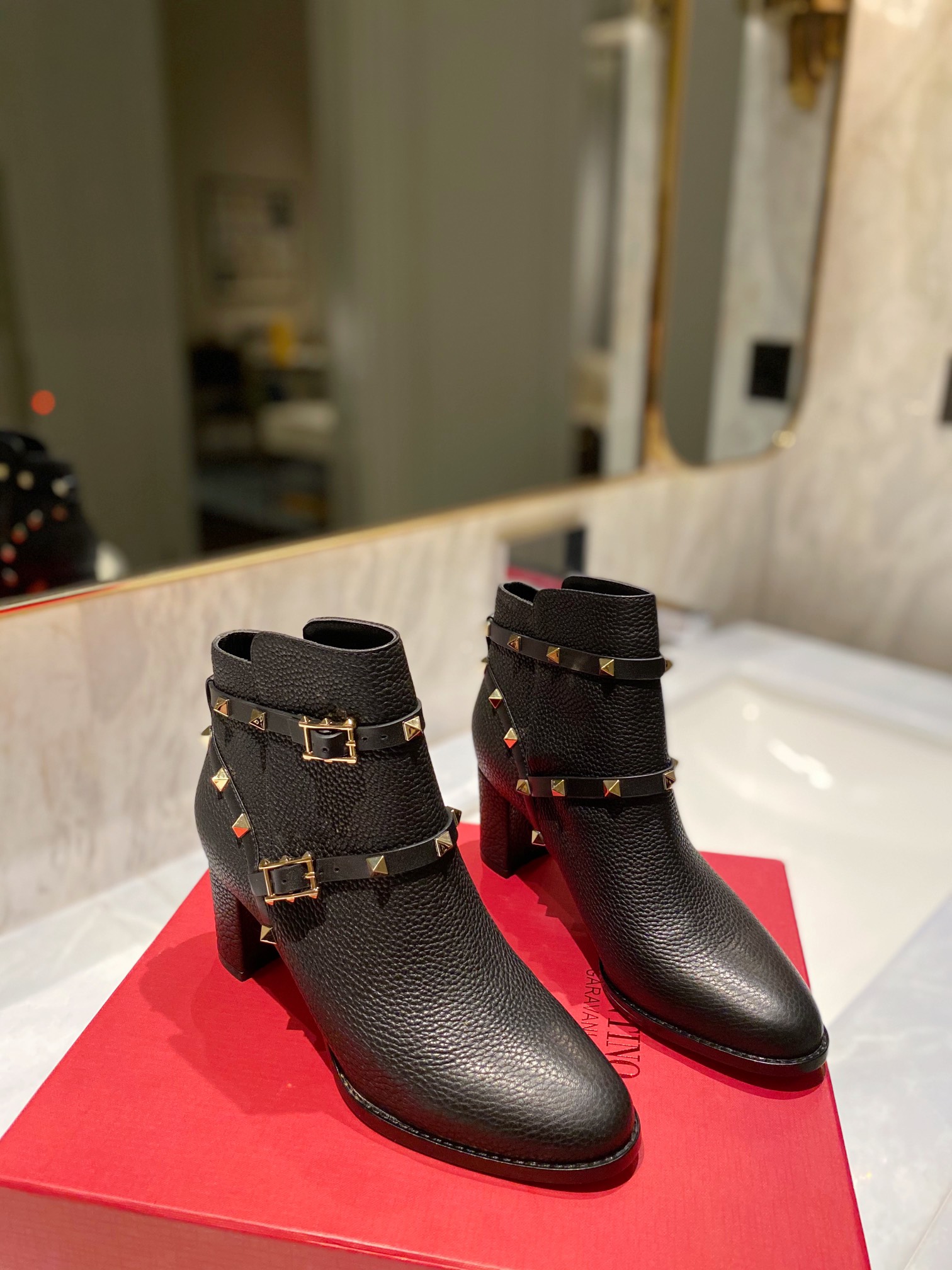 Women 𝑉*𝐴𝐿𝐸𝑁𝑇𝐼𝑁𝑂 Top Sneakers