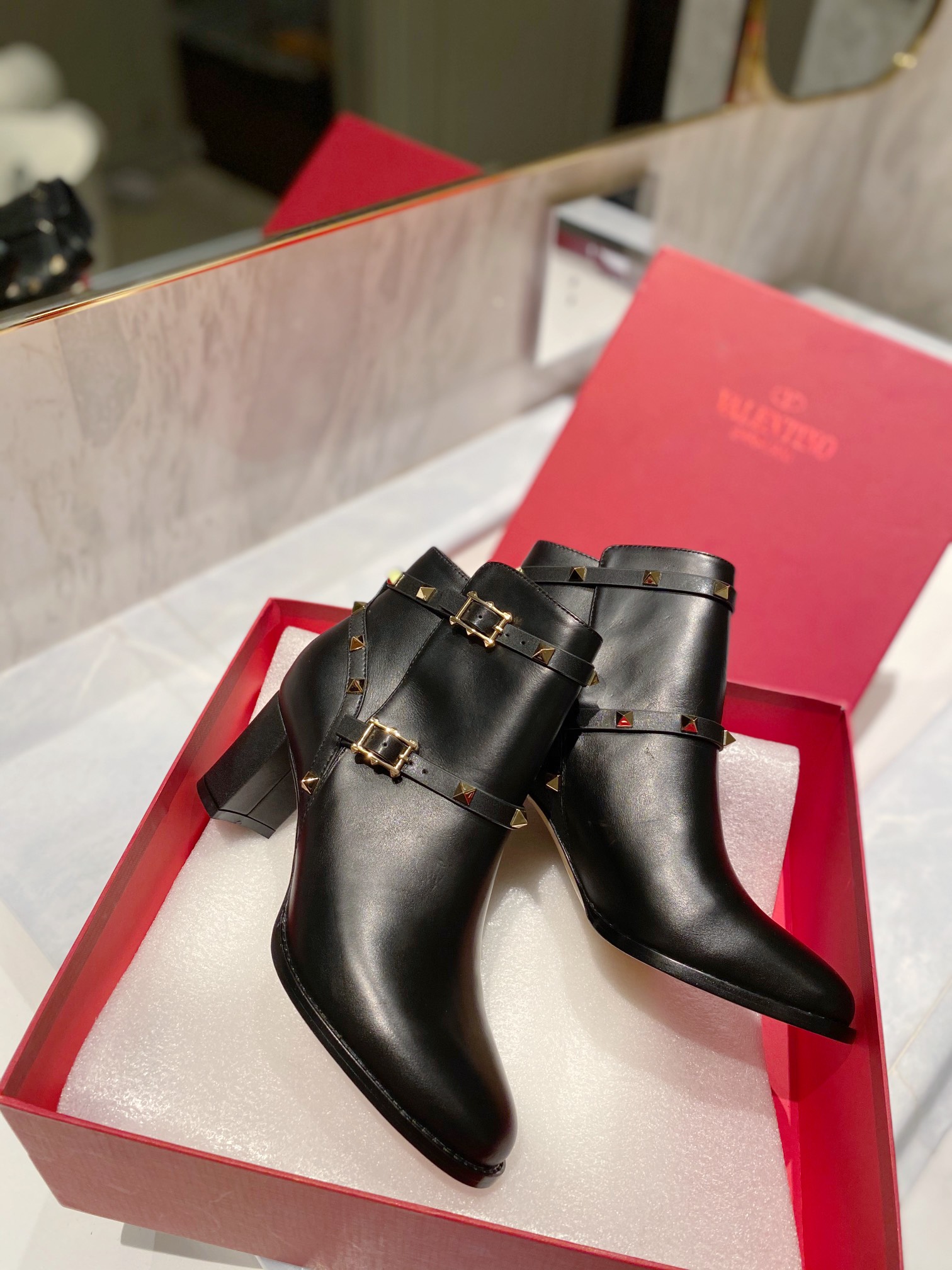 Women 𝑉*𝐴𝐿𝐸𝑁𝑇𝐼𝑁𝑂 Top Sneakers