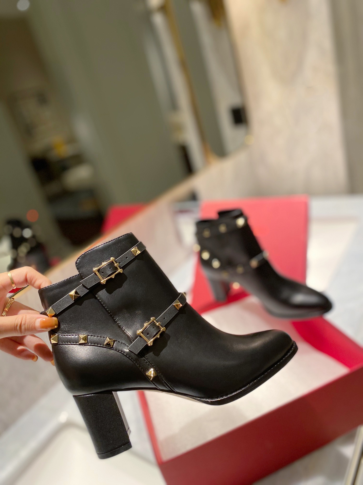 Women 𝑉*𝐴𝐿𝐸𝑁𝑇𝐼𝑁𝑂 Top Sneakers