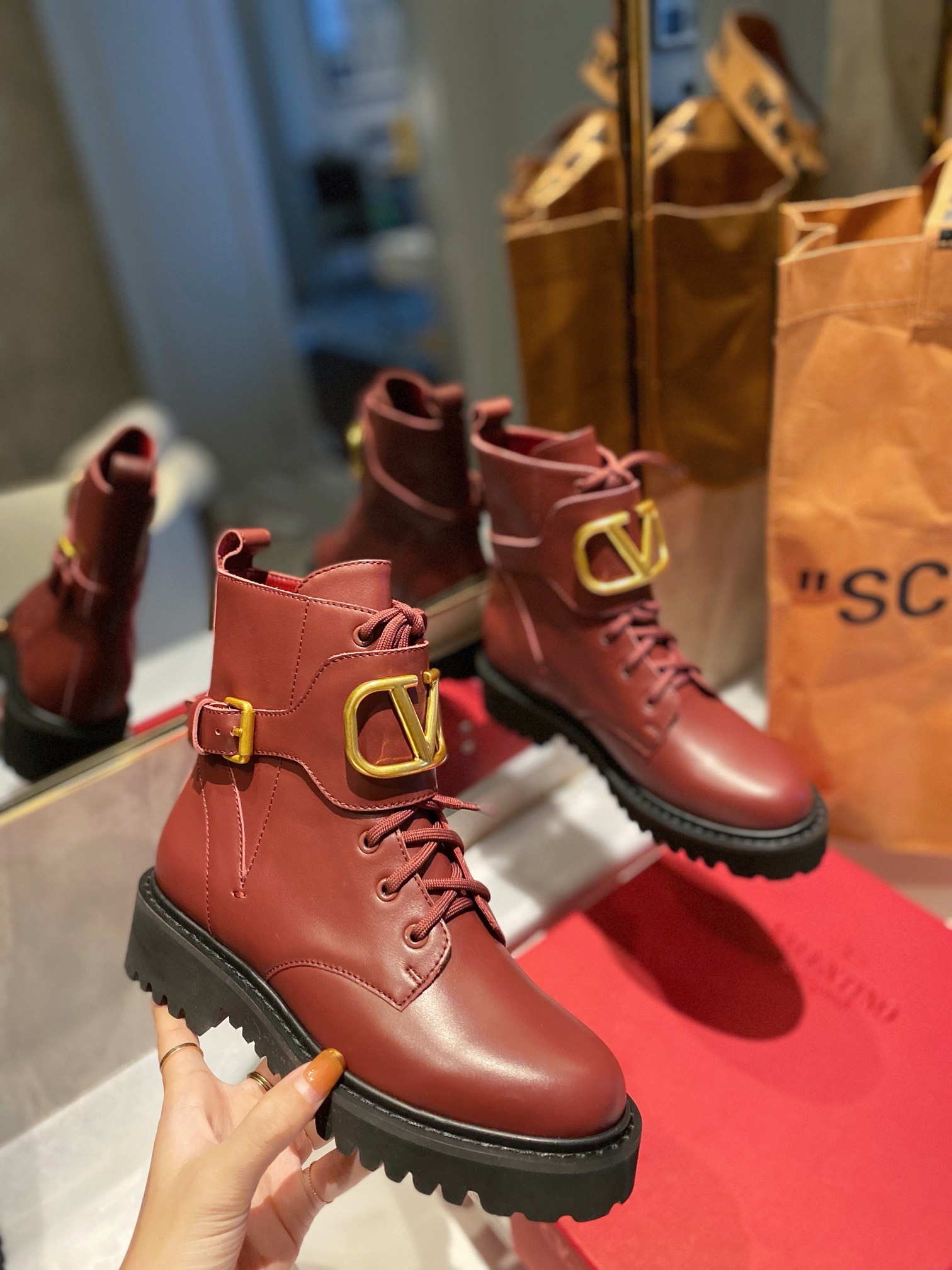 Women 𝑉*𝐴𝐿𝐸𝑁𝑇𝐼𝑁𝑂 Top Sneakers