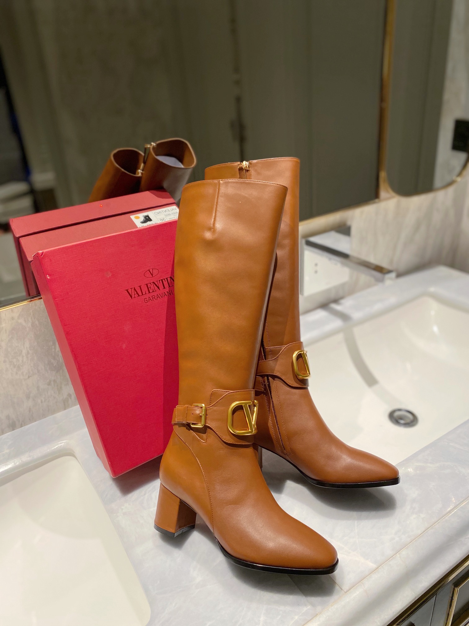 Women 𝑉*𝐴𝐿𝐸𝑁𝑇𝐼𝑁𝑂 Top Sneakers