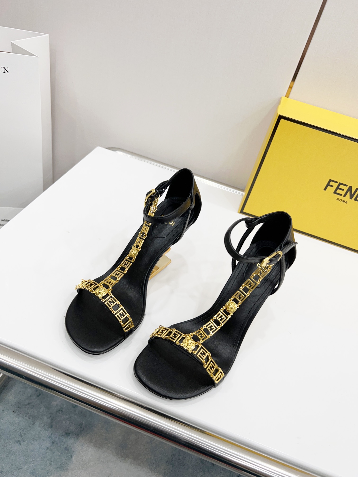 Women F*endi Top Quality Sandals