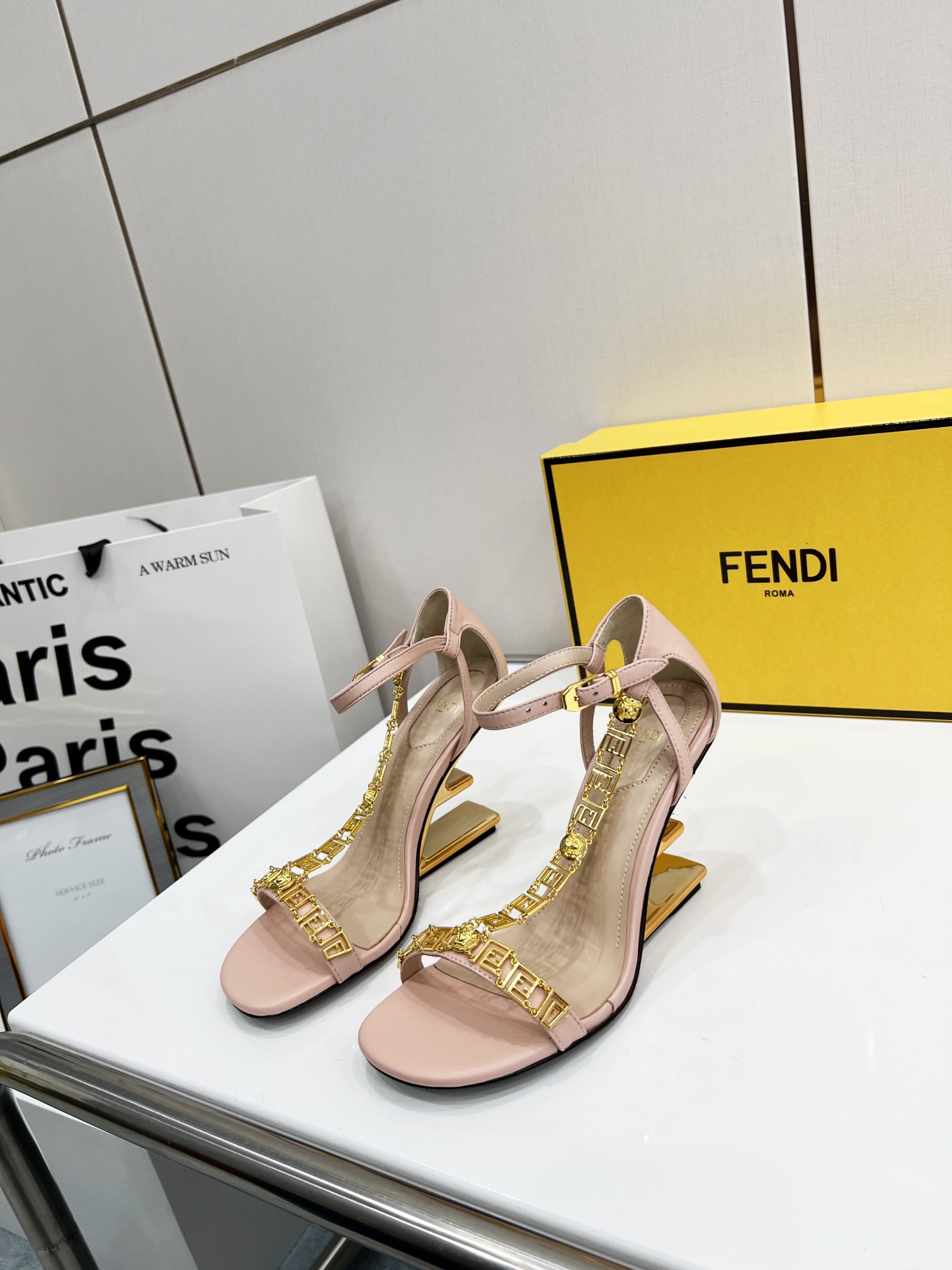 Women F*endi Top Quality Sandals