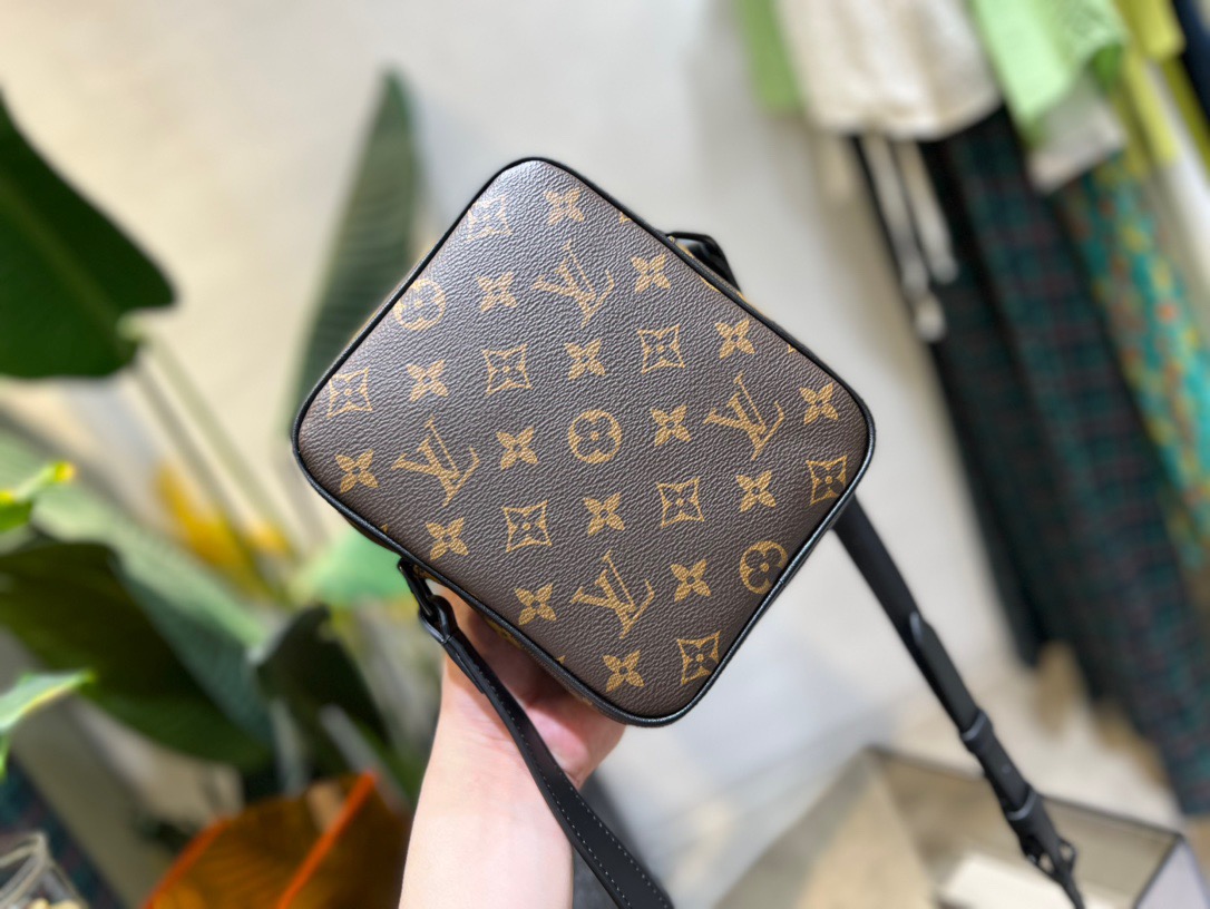 L*ouis V*uitton christoer mini handbag Top Quality 15*17*8cm
