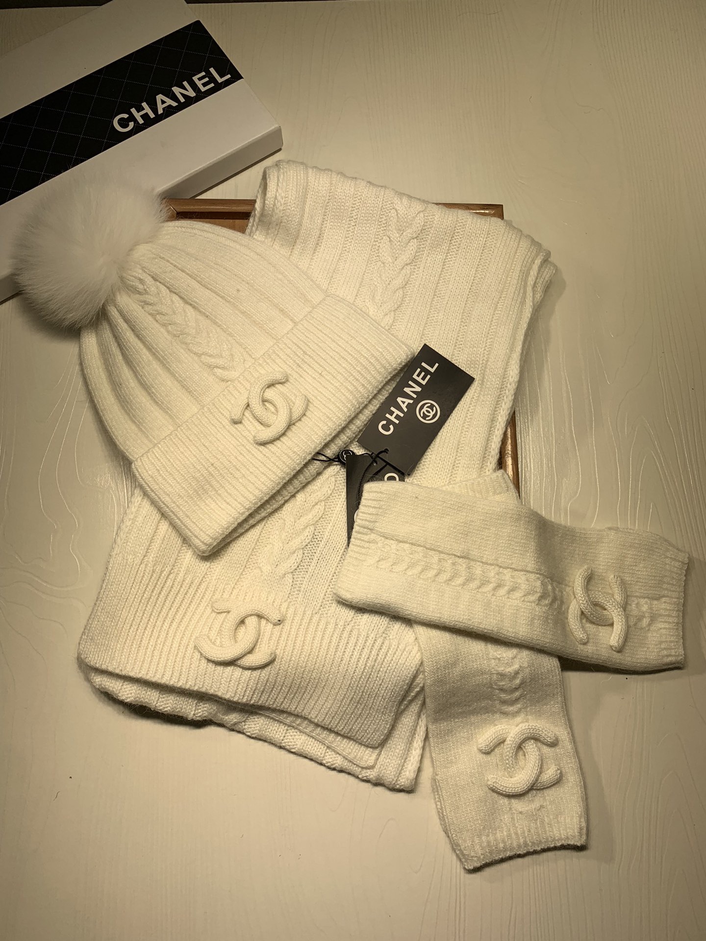 Women Men Hat+Gloves+The scarf C*hanel