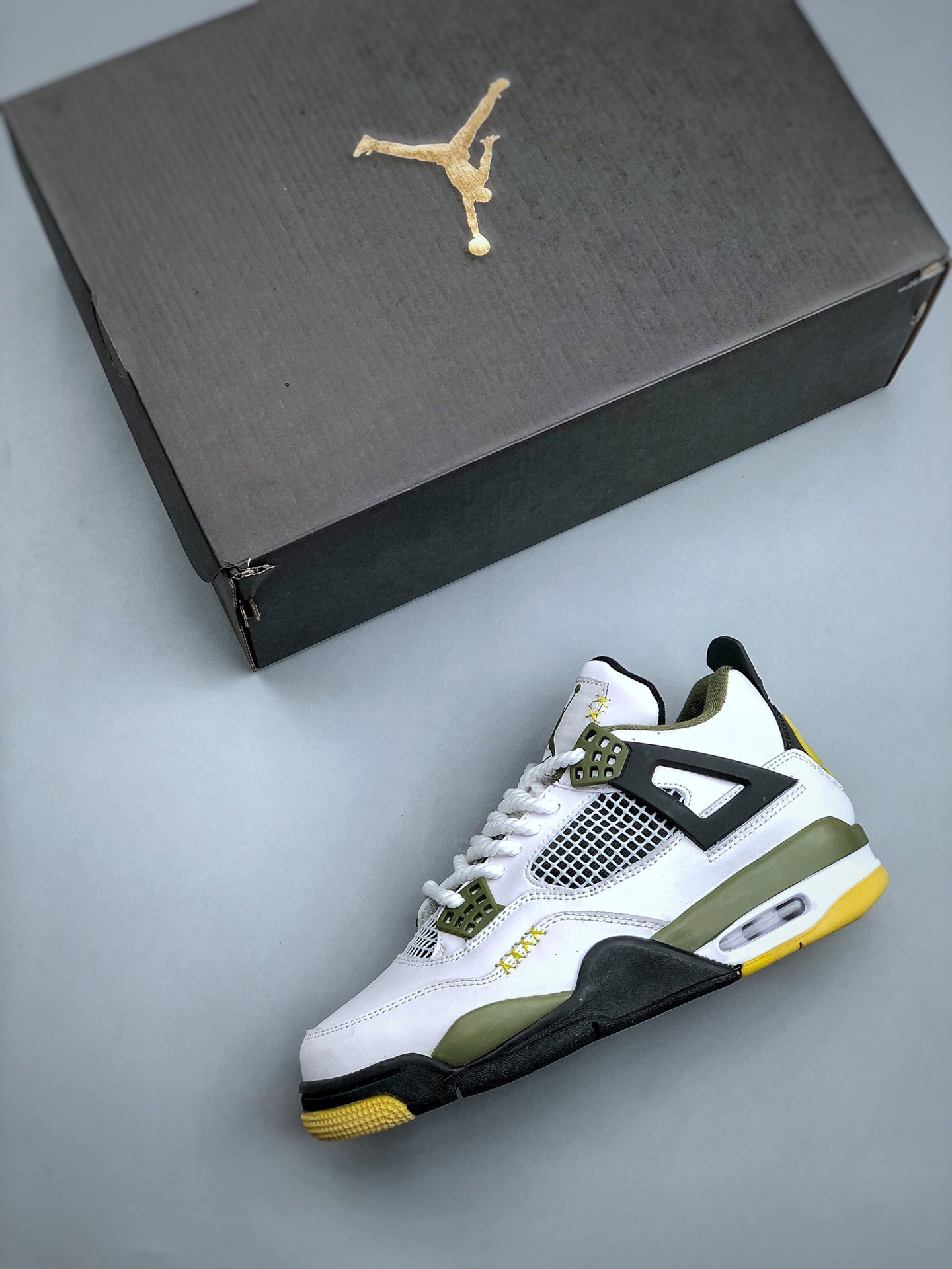 NIKE Air Jordan 4