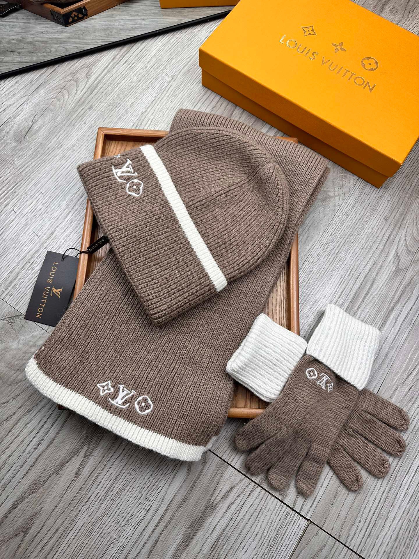 Women Men Hat+Gloves+The scarf L*V