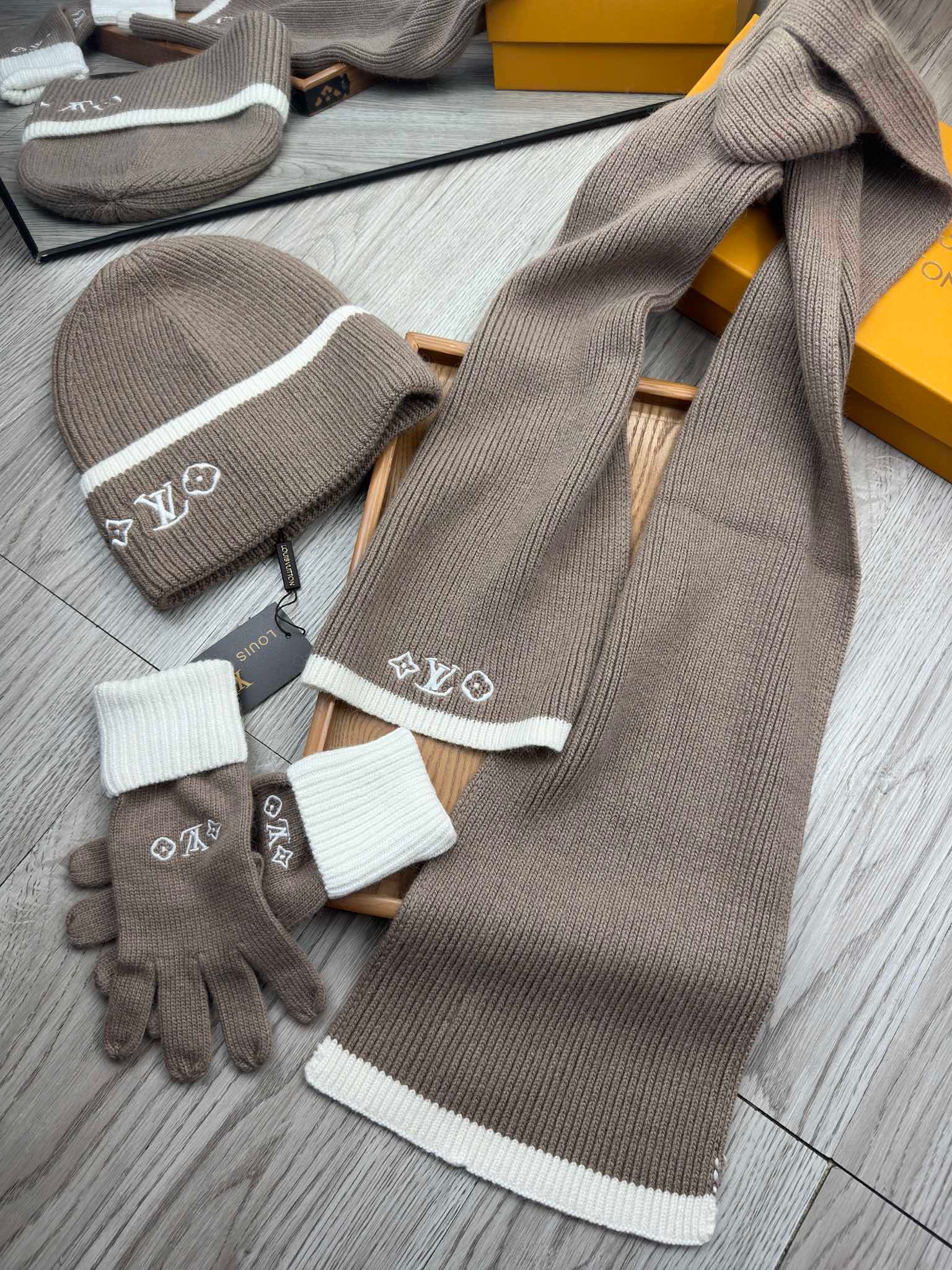 Women Men Hat+Gloves+The scarf L*V