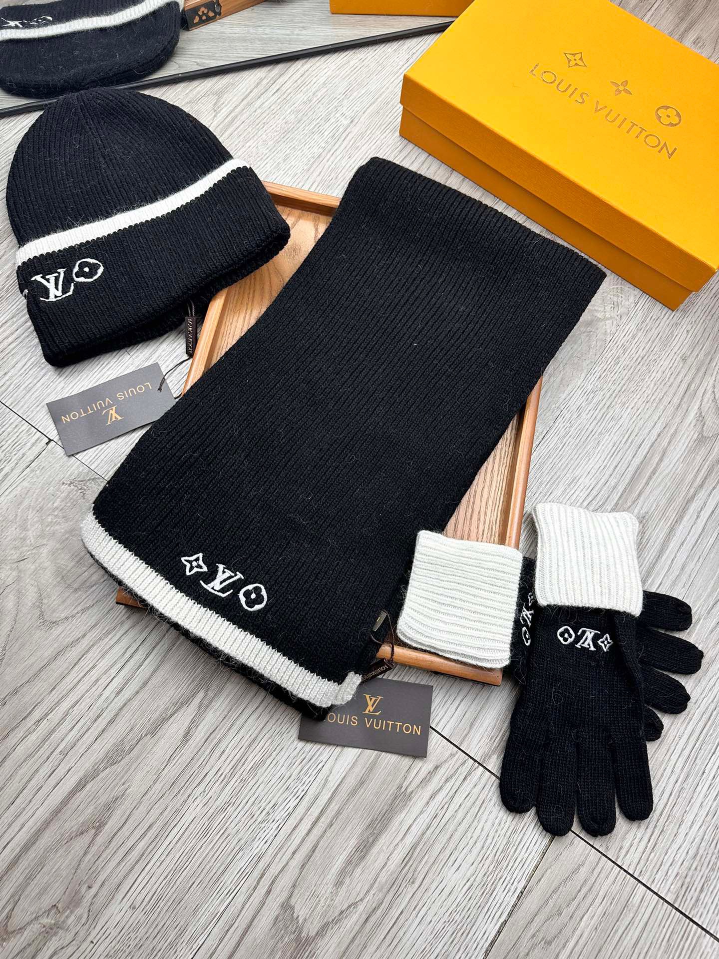 Women Men Hat+Gloves+The scarf L*V