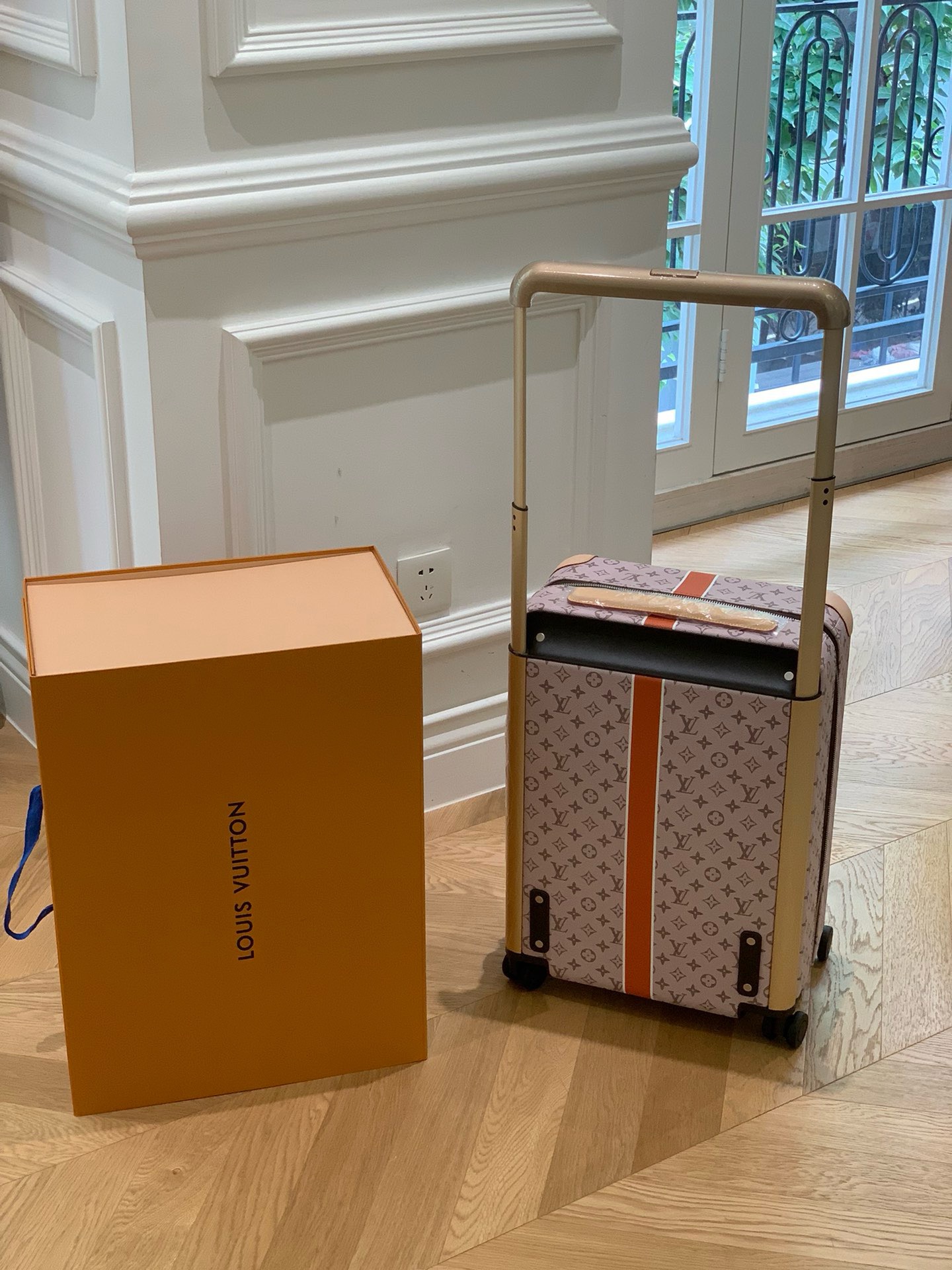 L*ouis V*uitton Luggage