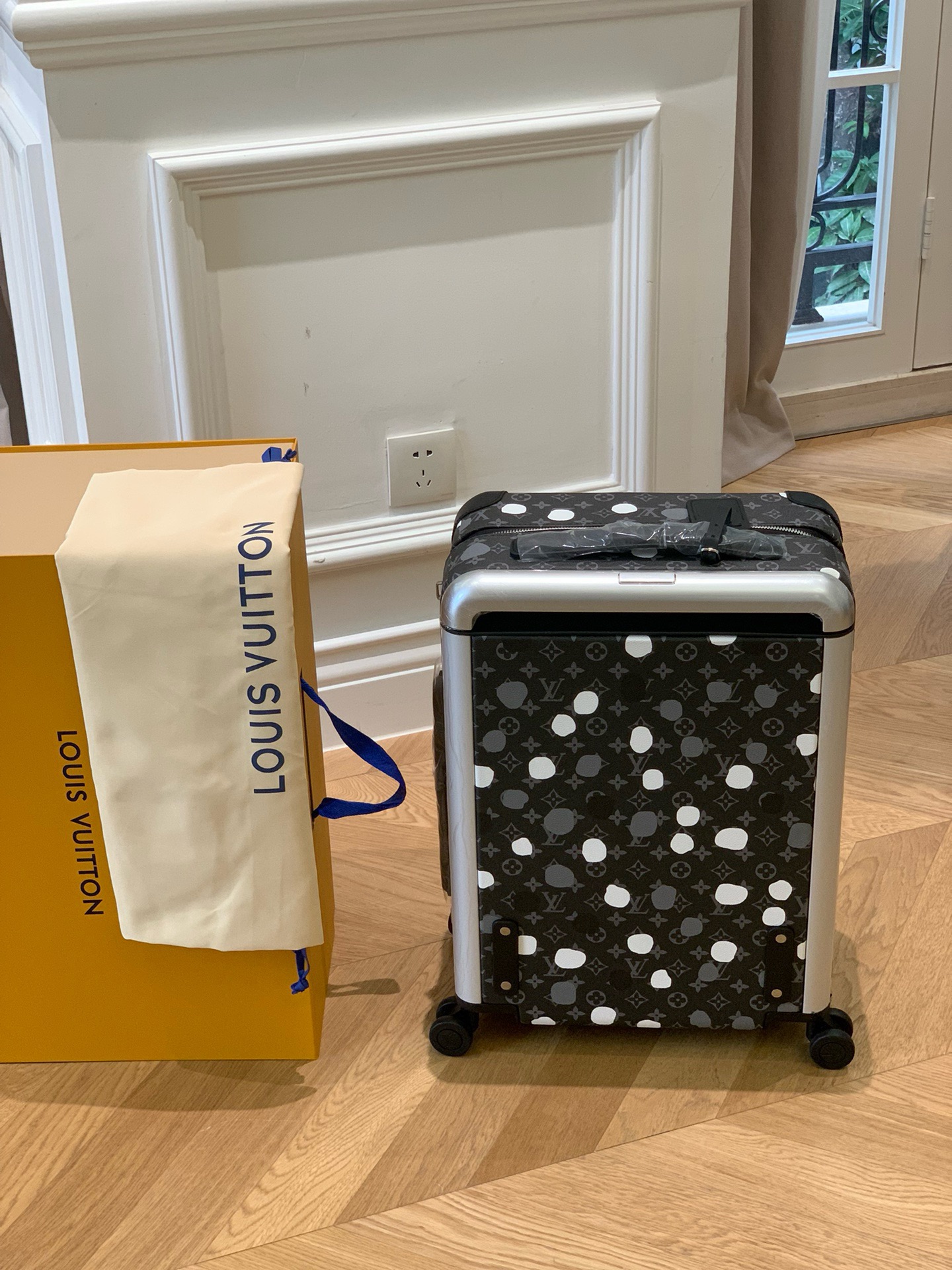 L*ouis V*uitton Luggage