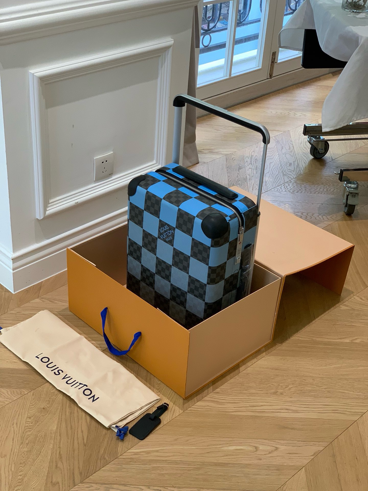 L*ouis V*uitton Luggage