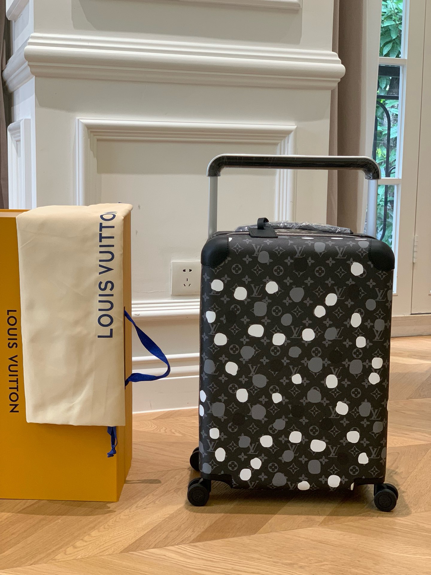 L*ouis V*uitton Luggage