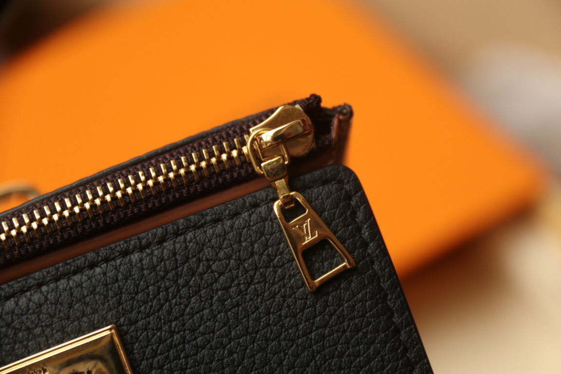 *ouis V*uitton Top Bag